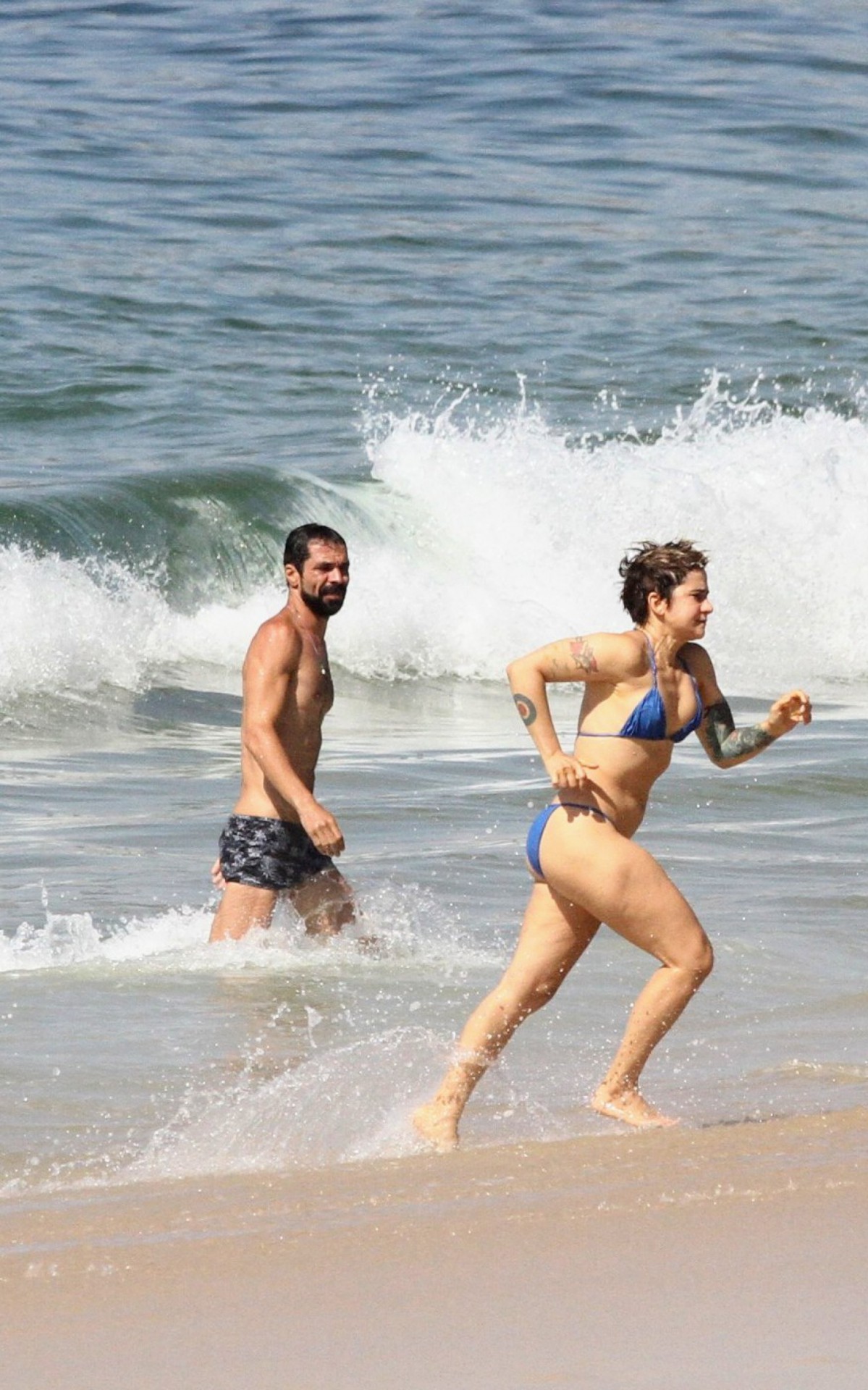 Lan Lanh curte dia de sol na Praia de Ipanema, na Zona Sul do Rio, na manh&atilde; desta segunda-feira