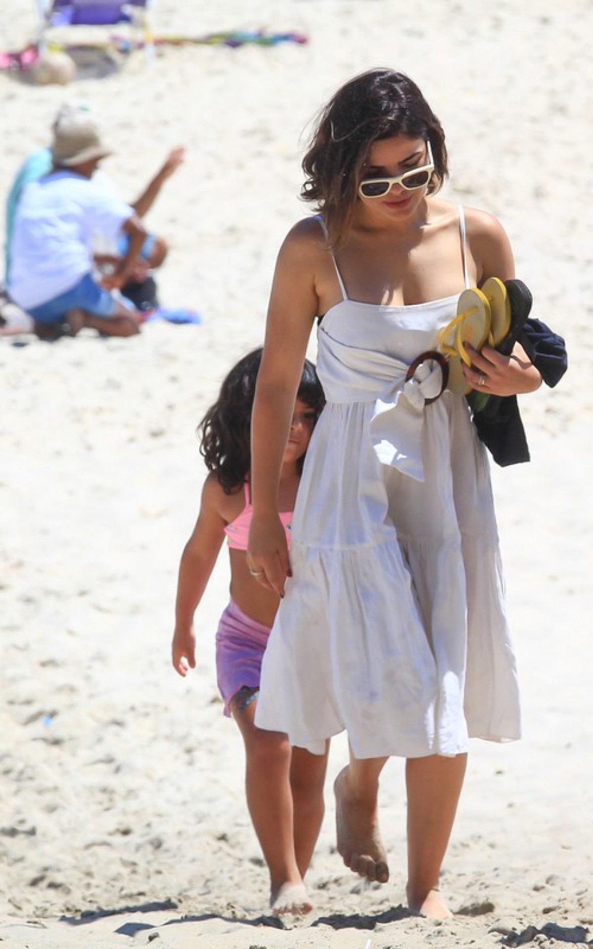 Vanessa Gi&aacute;como em praia do Rio com os filhos