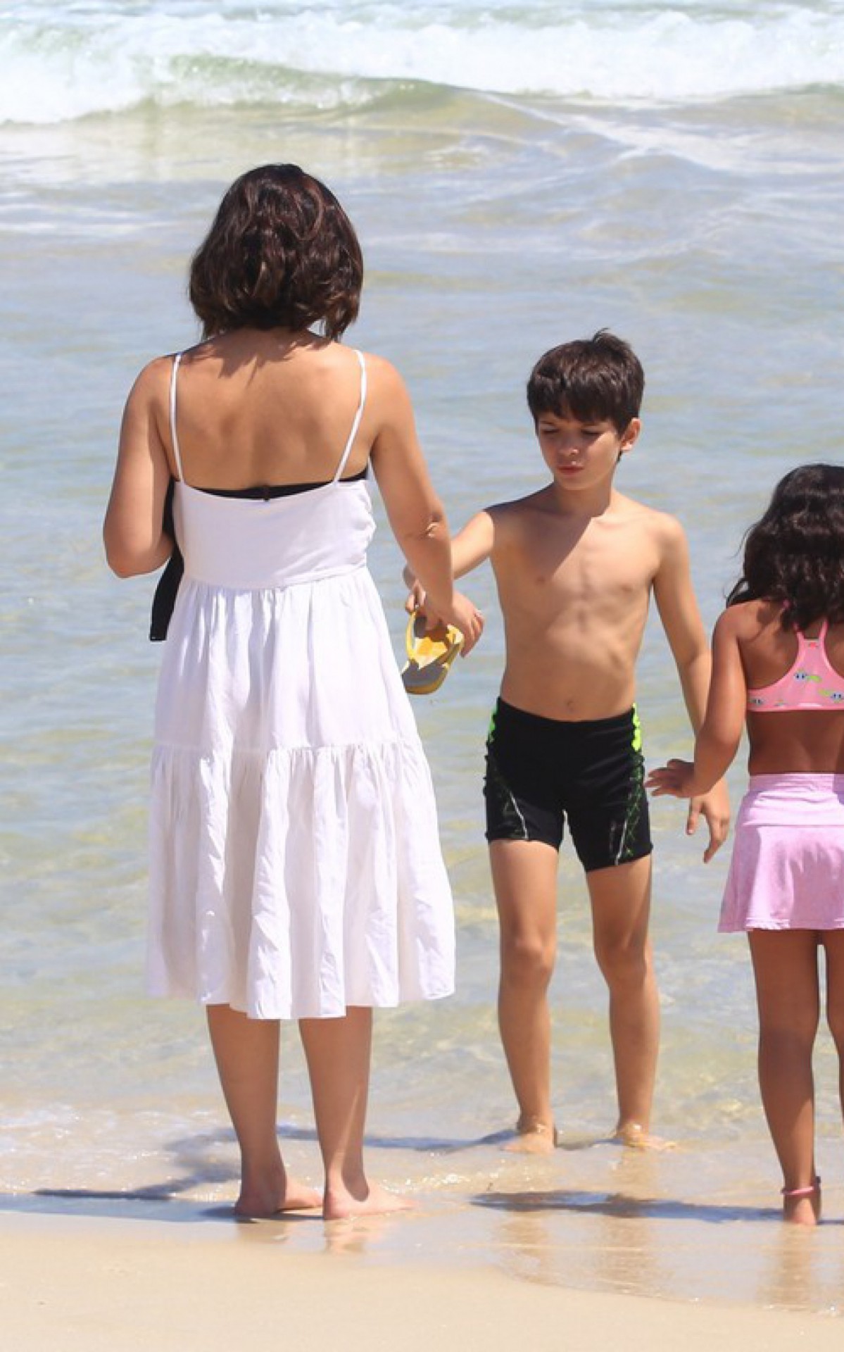 Vanessa Gi&aacute;como em praia do Rio com os filhos