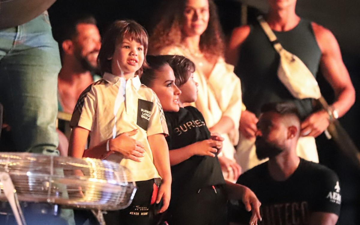 Andressa Suita assiste ao show de Gusttavo Lima no palco com os filhos - Ag. News