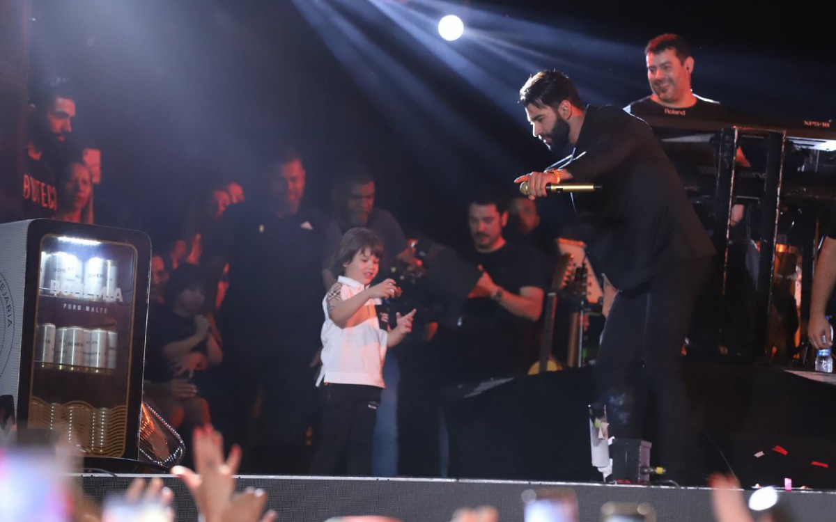 Andressa Suita assiste ao show de Gusttavo Lima no palco com os filhos