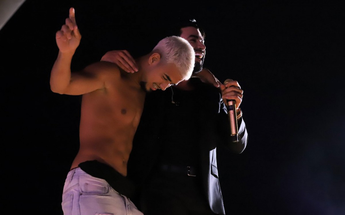 F&atilde; sobe ao palco para abra&ccedil;ar Gusttavo Lima