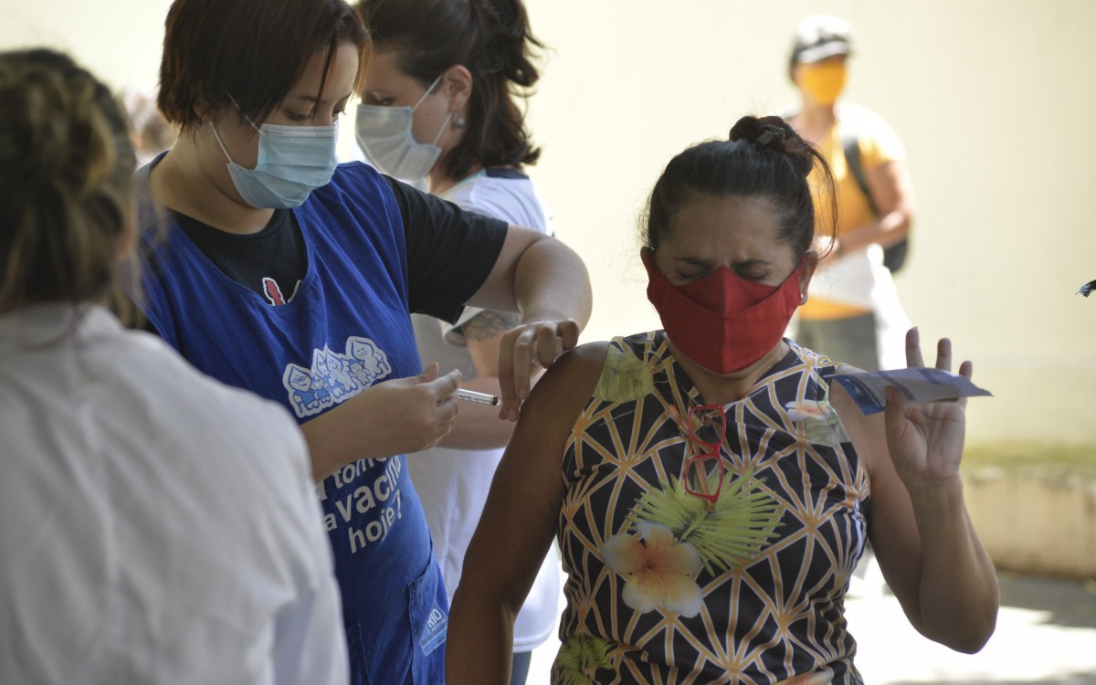 Cariocas enchem os postos em dia de retomada da vacina&ccedil;&atilde;o na cidade do Rio - Fabio Costa / Ag&ecirc;ncia O Dia                       