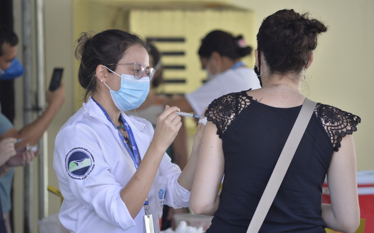 Cariocas enchem os postos em dia de retomada da vacina&ccedil;&atilde;o na cidade do Rio - Fabio Costa / Ag&ecirc;ncia O Dia                         