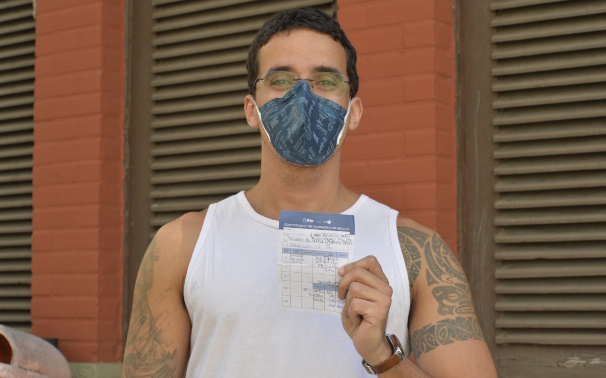 Cariocas enchem os postos em dia de retomada da vacina&ccedil;&atilde;o na cidade do Rio - Fabio Costa / Ag&ecirc;ncia O Dia                          