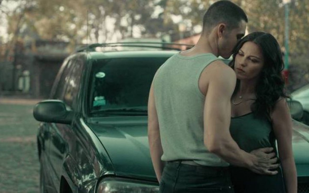 Maite Perroni e Alejandro Speitzer em 'Desejo Sombrio', da Netflix