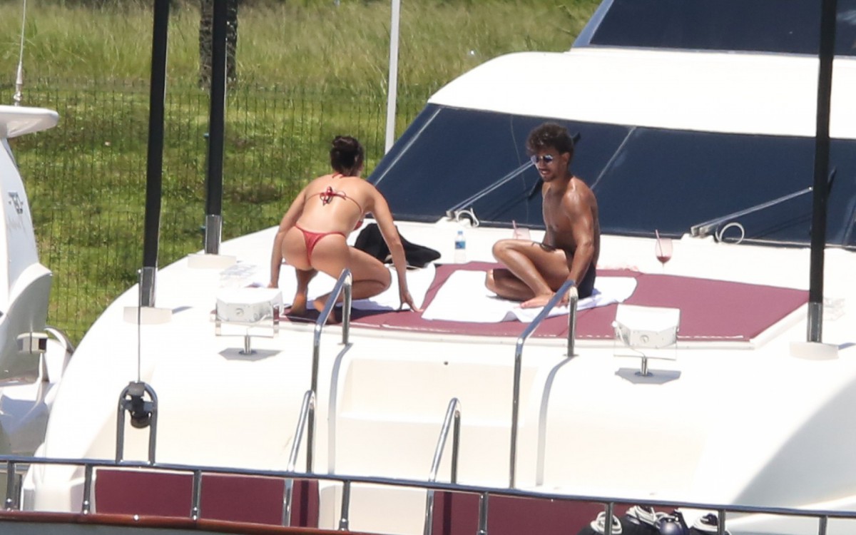 Andressa Suita no iate de Gusttavo Lima na Marina da Gl&oacute;ria, no Rio