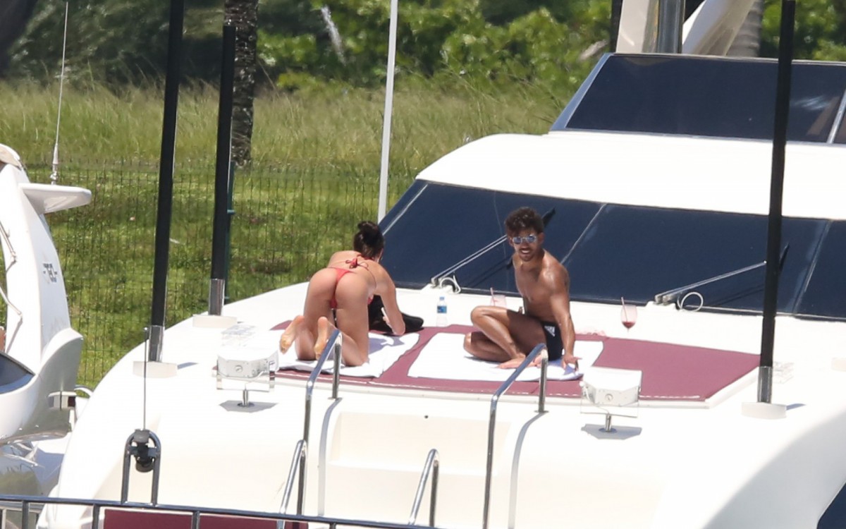 Andressa Suita no iate de Gusttavo Lima na Marina da Gl&oacute;ria, no Rio