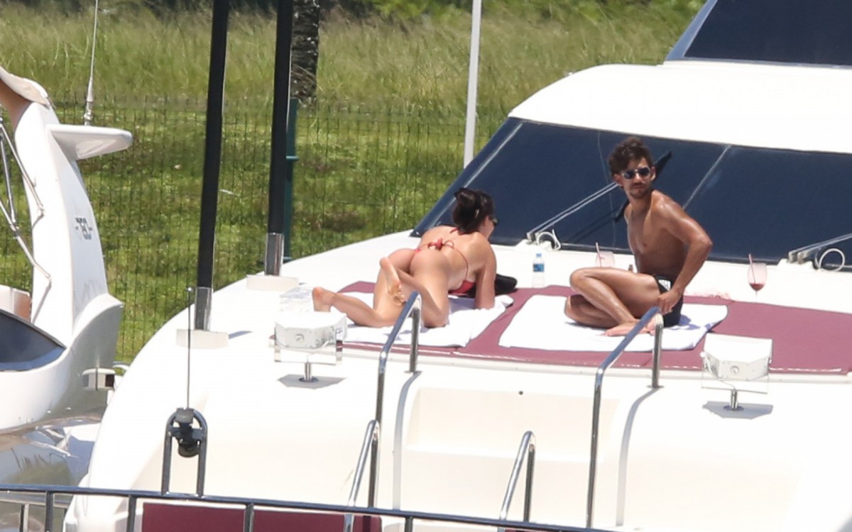 Andressa Suita no iate de Gusttavo Lima na Marina da Gl&oacute;ria, no Rio