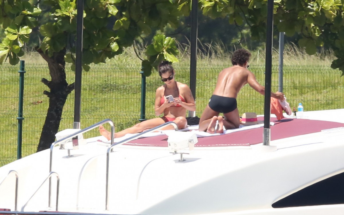 Andressa Suita no iate de Gusttavo Lima na Marina da Gl&oacute;ria, no Rio