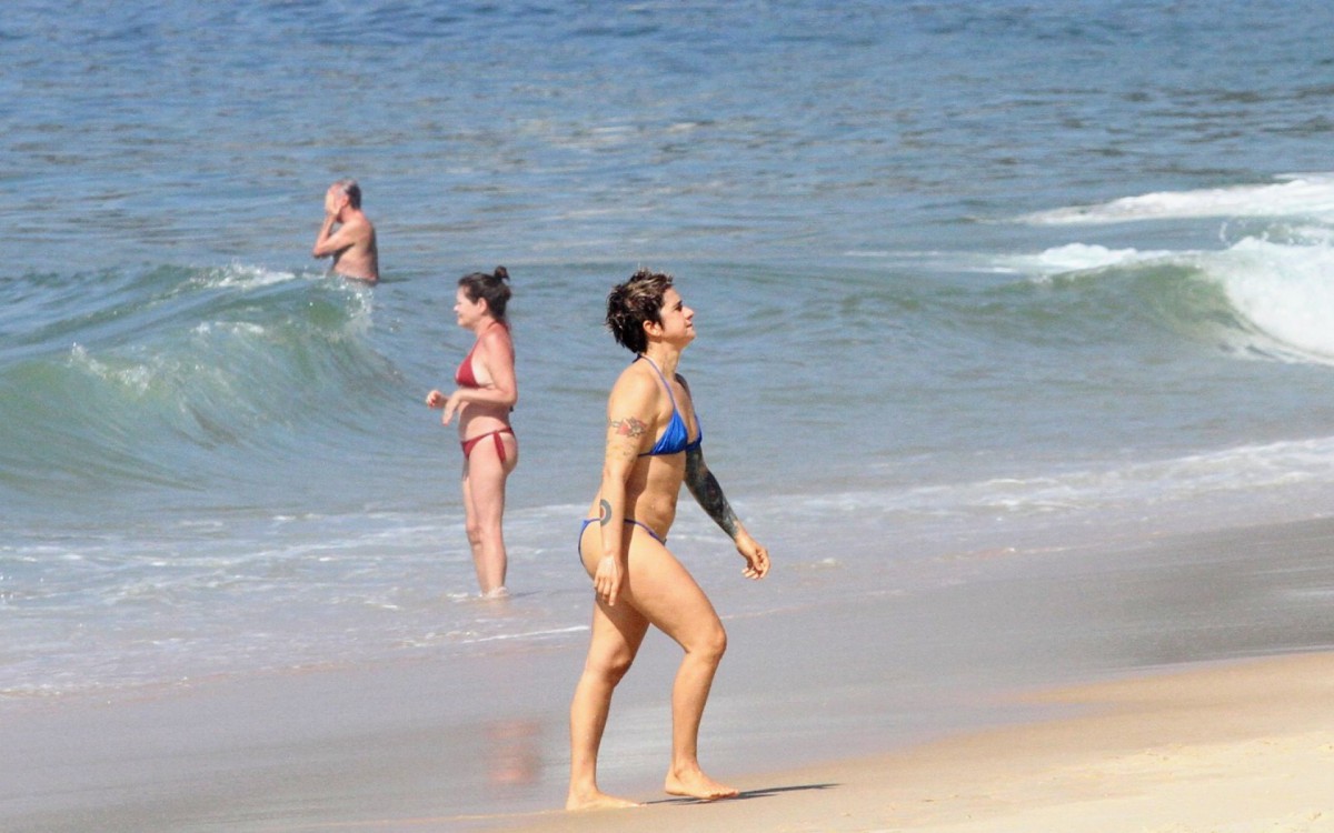 Lan Lanh curte dia de sol na Praia de Ipanema, na Zona Sul do Rio, na manh&atilde; desta segunda-feira