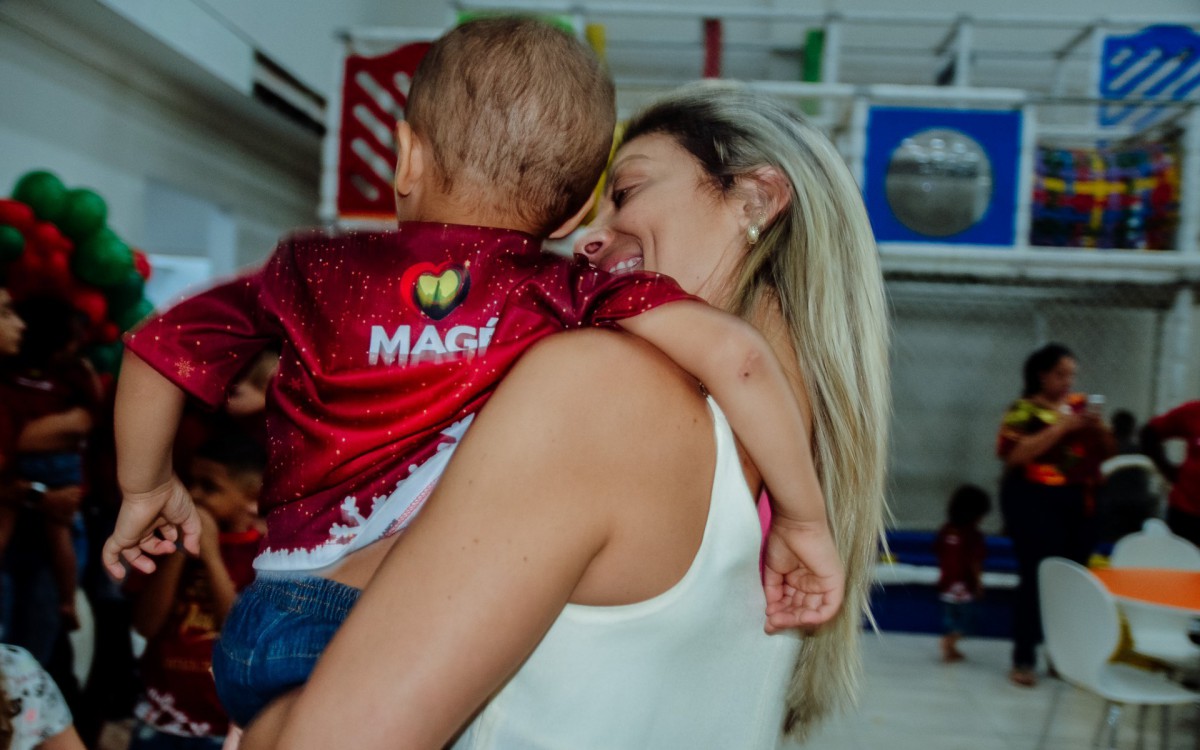 A celebra&ccedil;&atilde;o contou com a presen&ccedil;a da primeira-dama Lara Torres, que participou da entrega dos presentes ao lado do Papai Noel.