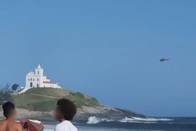 Bombeiros seguem em busca por adolescente que desapareceu no mar em Saquarema