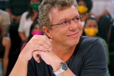 Boninho chora ao receber homenagem de Luciano Huck na TV