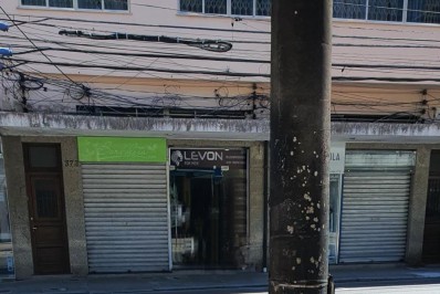 Item da decoração de Natal da Rua Teresa é vandalizado