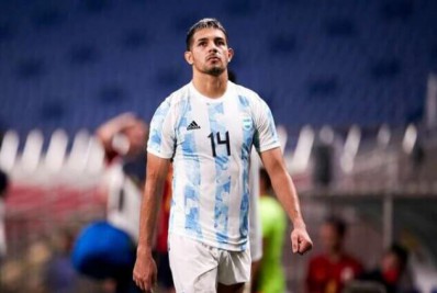 Zagueiro da Argentina é detido acusado de agredir namorada durante ceia de Natal