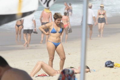 Lan Lanh curte dia de sol em praia do Rio