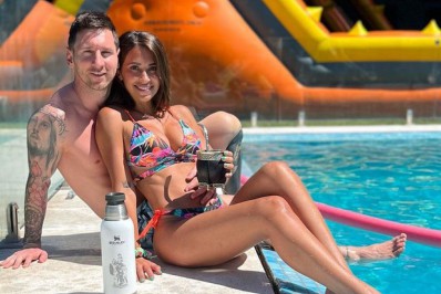 Fotos! Messi e esposa curtem dia de piscina com os filhos na Argentina