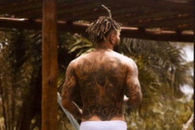 De sunga branca, Gabigol curte local paradisíaco na Bahia