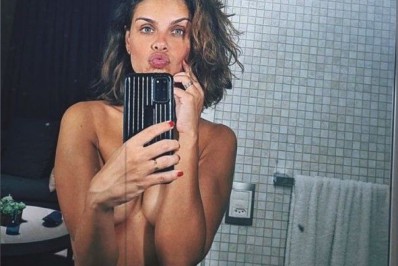 Foto! Paloma Bernardi faz topless em selfie no espelho