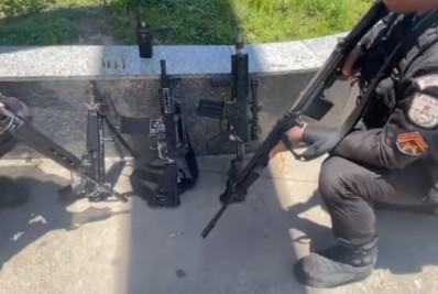 PMs de Mesquita apreendem metralhadora e dois fuzis em ação na Baixada