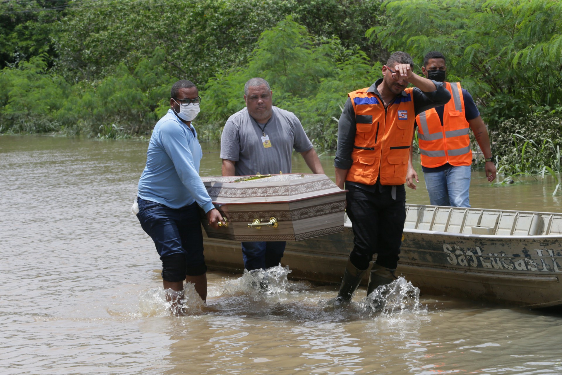 Fortes chuvas atingem o município de Ilhéus e pacientes do Hospital Costa do Cacau são resgatados pelos Bombeiros e PM. Corpos de pessoas que morreram na unidade precisaram ser transportados em canoas - Divulgação/Governo da Bahia
