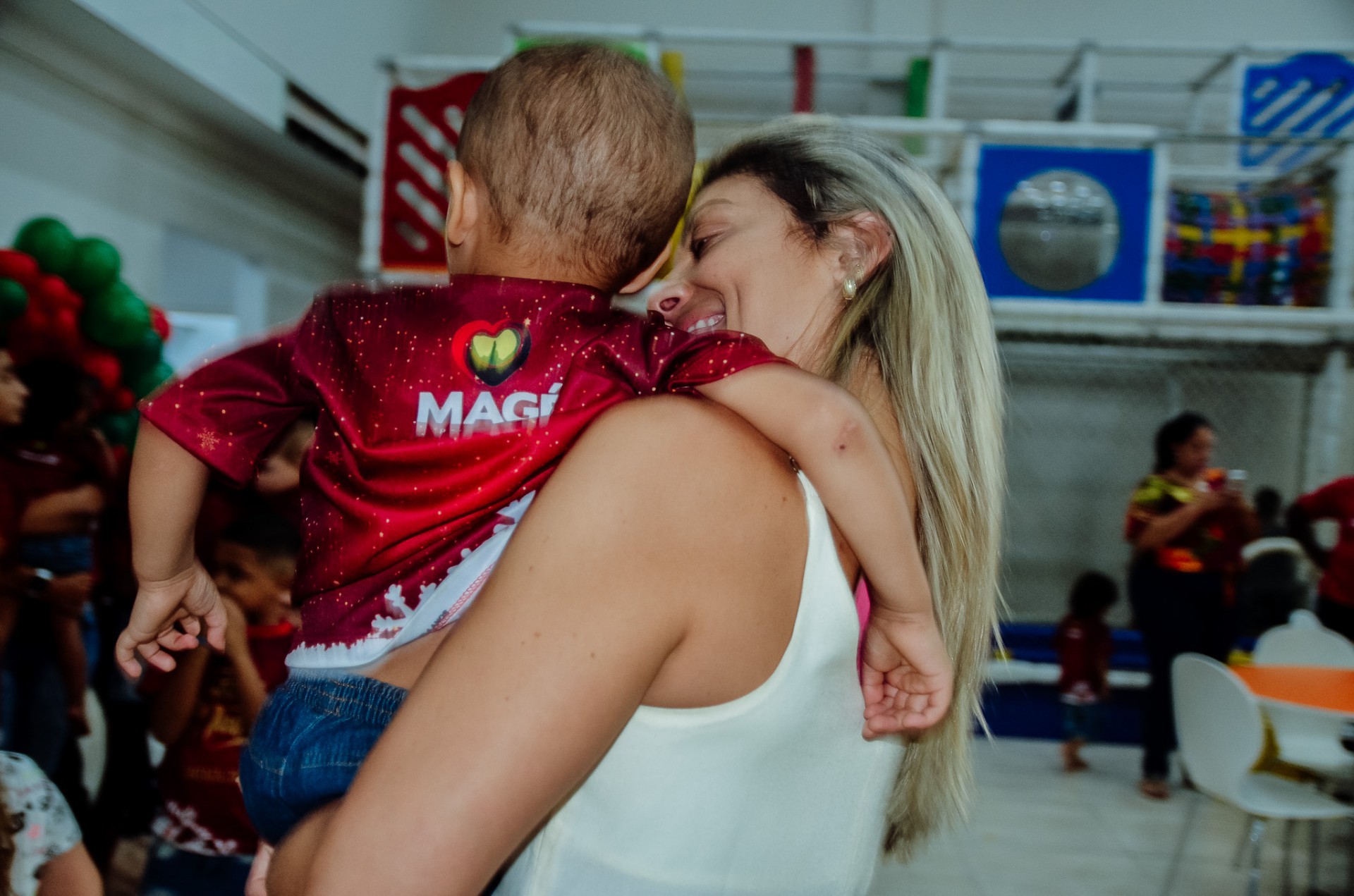 A celebra&ccedil;&atilde;o contou com a presen&ccedil;a da primeira-dama Lara Torres, que participou da entrega dos presentes ao lado do Papai Noel. - Divulga&ccedil;&atilde;o.