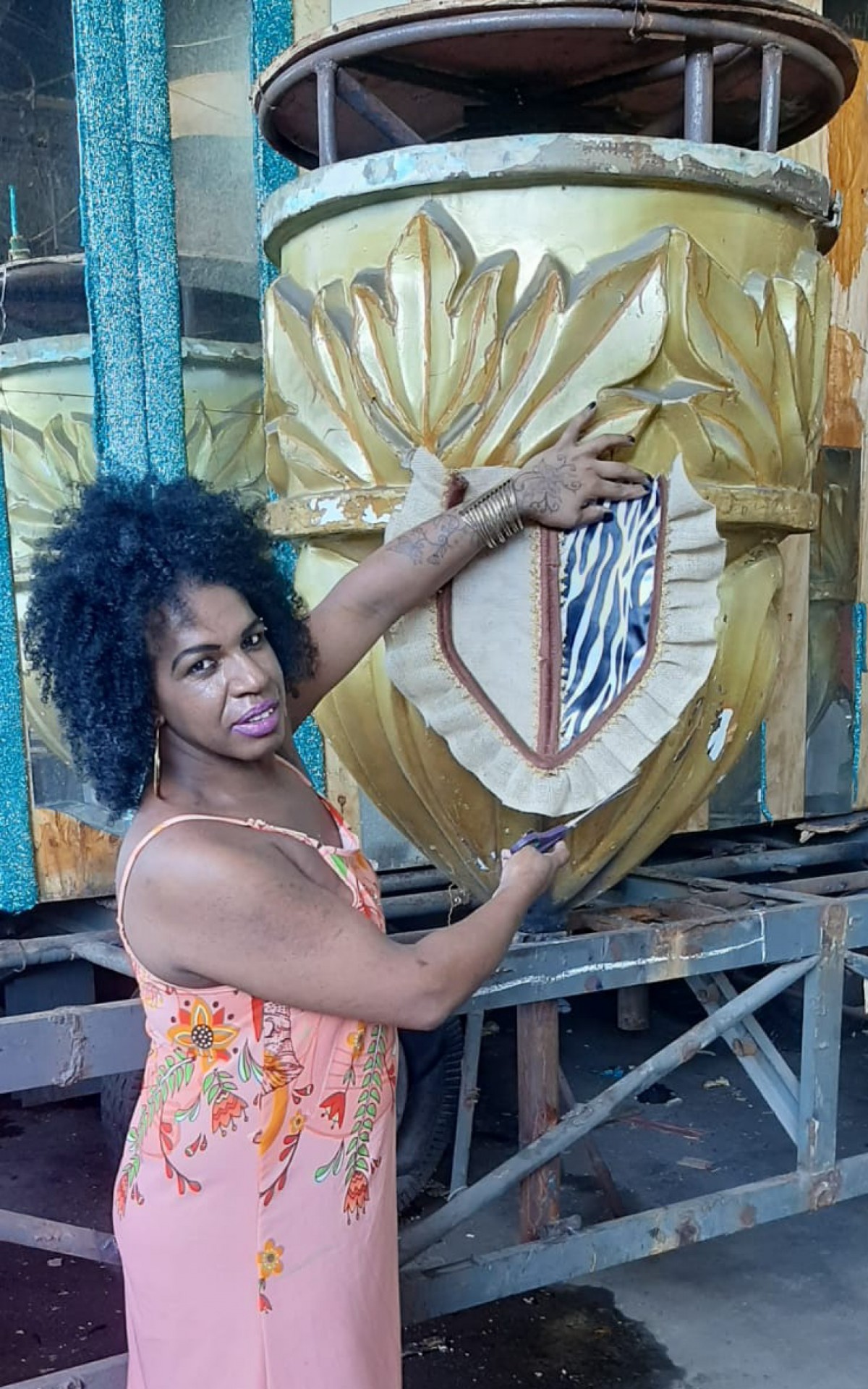 Luana Rios com uma das suas cria&ccedil;&otilde;es no barrac&atilde;o da Inocentes