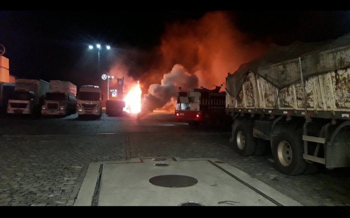 PMs salvam caminhoneiro de incêndio em carreta em BM - Divulgação/ PM
