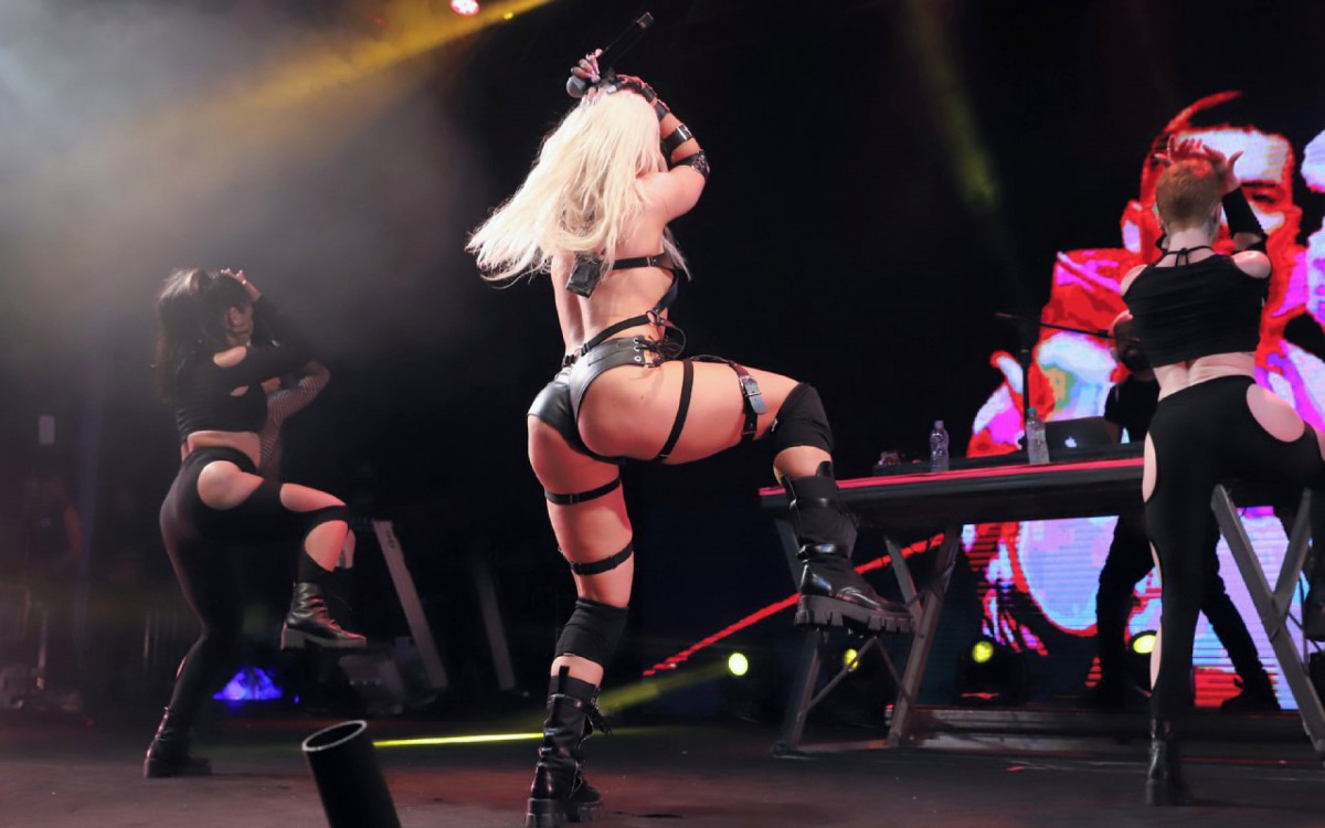 Luisa Sonza faz performance provocante em show na Marina da Gl&oacute;ria, no Rio