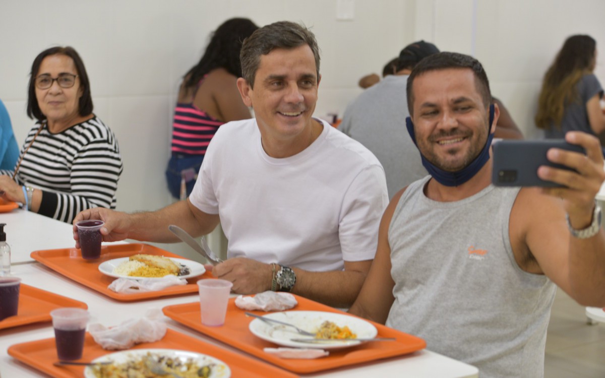 Fabiano Horta participou com as fam&iacute;lias do almo&ccedil;o de Natal realizado no Restaurante Municipal de Ino&atilde;