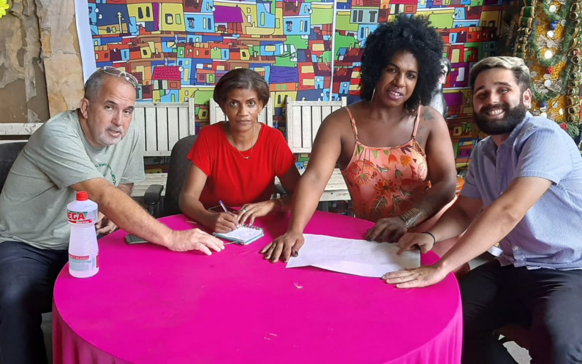 Luana, diretor de Carnaval Saulo Tinoco, diretora de Barrac&atilde;o Sandra Dinha e carnavalesco Lucas Milato, analisando planta do carro aleg&oacute;rico