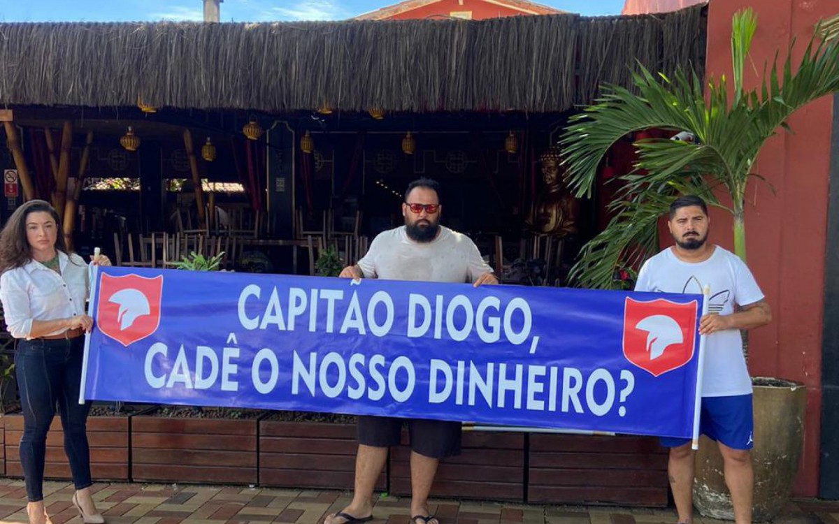 Clientes se reuniram na porta da boate do ex policial que &Atilde;&copy; s&Atilde;&sup3;cio do deputado Poubel 