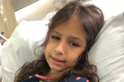 Menina baleada enquanto brincava em praça de Campo Grande recebe alta de hospital