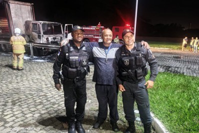 Carreta pega fogo e policiais militares salvam caminhoneiro em Barra Mansa