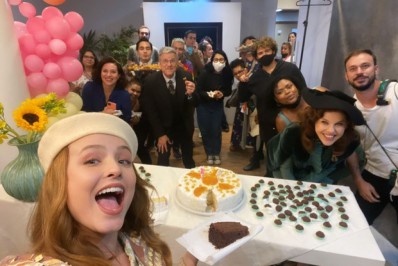 Larissa Manoela ganha festa surpresa da equipe de nova novela em seu aniversário de 21 anos