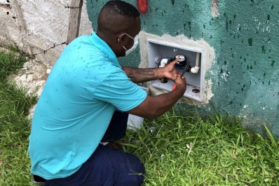 Moradores de Saracuruna, em Caxias, começam a receber água tratada