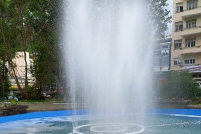 Vândalos colocam sabão no chafariz da praça de Nova Friburgo e danificam decorações