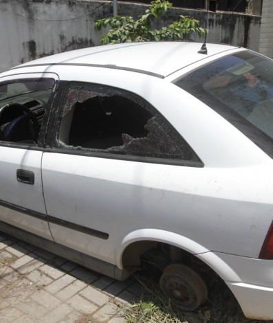 Carro do aposentado Alvaro Luiz na DHBF: veículo foi encontrado sem rodas e com marcas de tiros