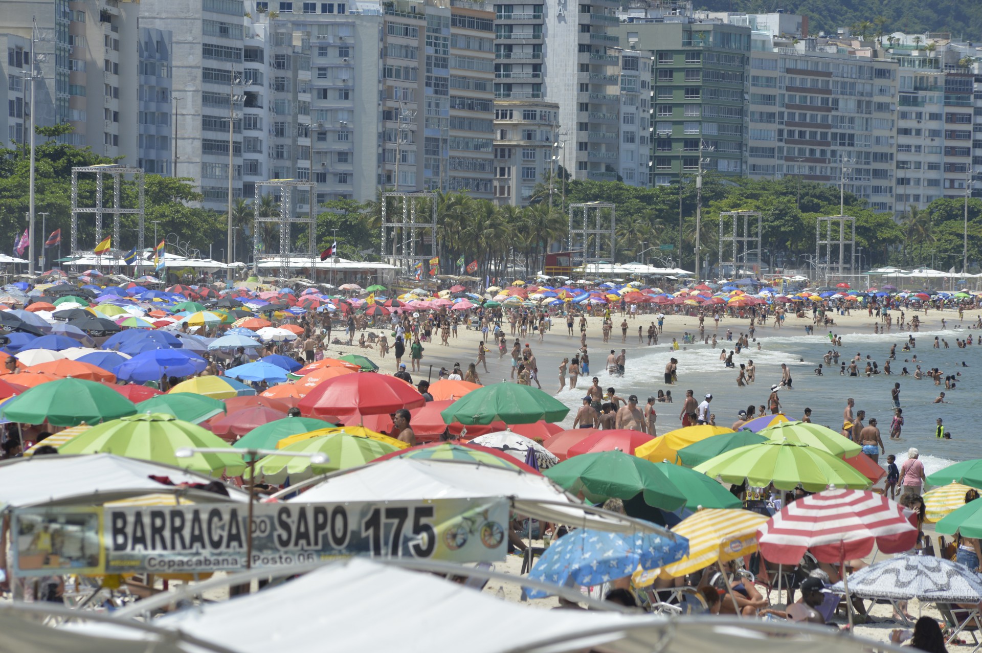 Temperatura máxima é de 35ºC e mínima de 20ºC - Fábio Costa / Agência O Dia