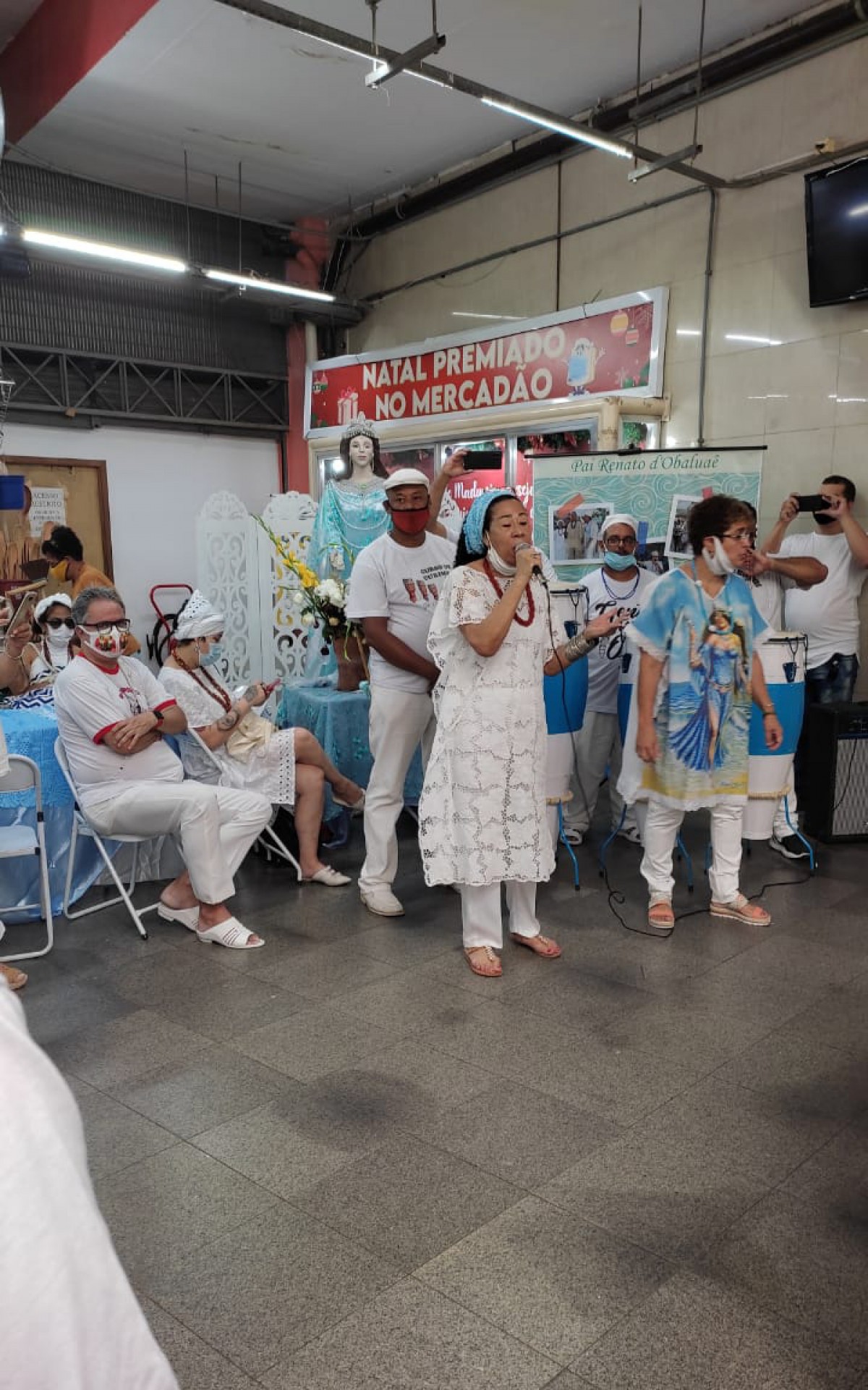 Cortejo passou pelas lojas de artigos religiosos para recolher barcos que serão entregues ao mar - Divulgação