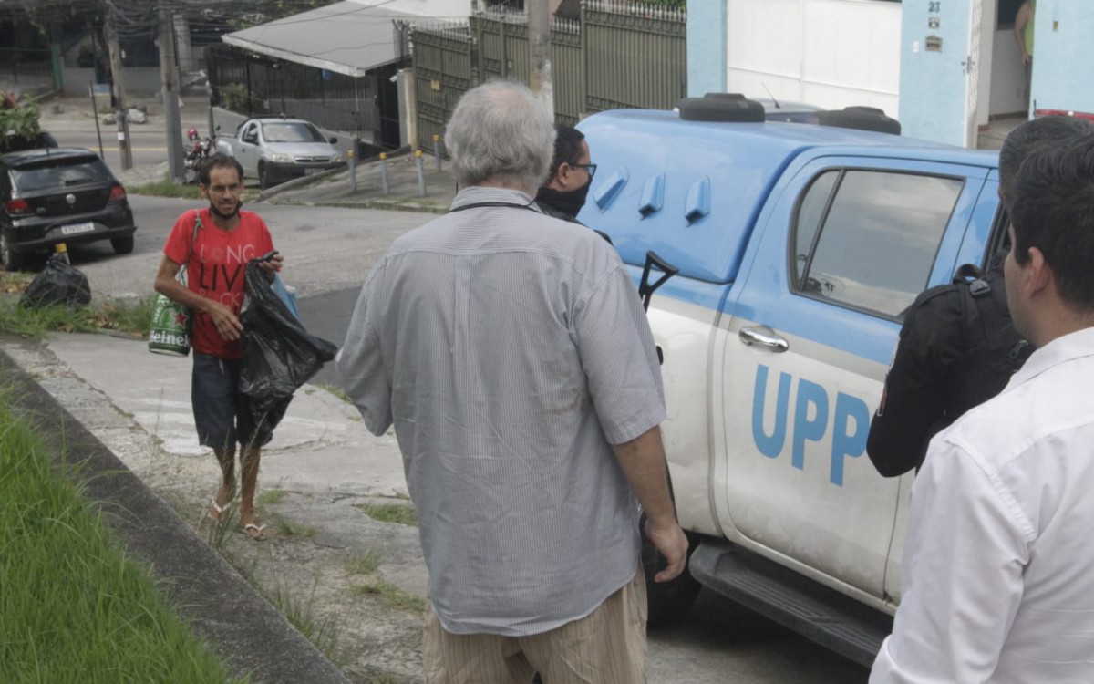 O idoso Pedro Luiz ap&oacute;s encontrar seu carro 
