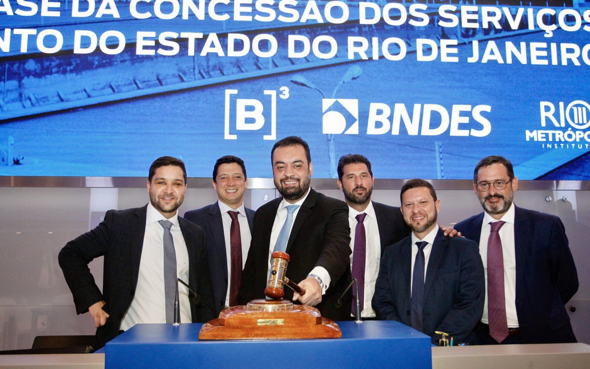 Leil&atilde;o da Cedae vende bloco 3 que engloba bairros da Zona Oeste do Rio e 20 munic&iacute;pios fluminenses. Governador Cl&aacute;udio Castro esteve presente com secret&aacute;rio da Casa Civil, Nicola Miccione, e ministro de Desenvolvimento Regional, Rog&eacute;rio Marinho