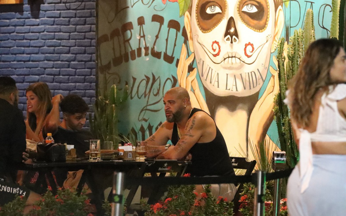 Adriano Imperador curte noitada com amigos em barzinho na Barra da Tijuca, na Zona Oeste do Rio
