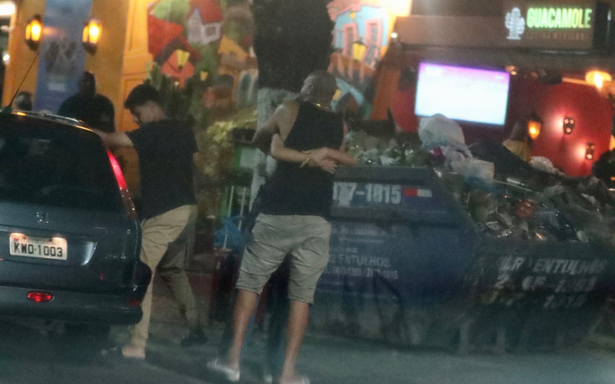 Adriano Imperador curte noitada com amigos em barzinho na Barra da Tijuca, na Zona Oeste do Rio