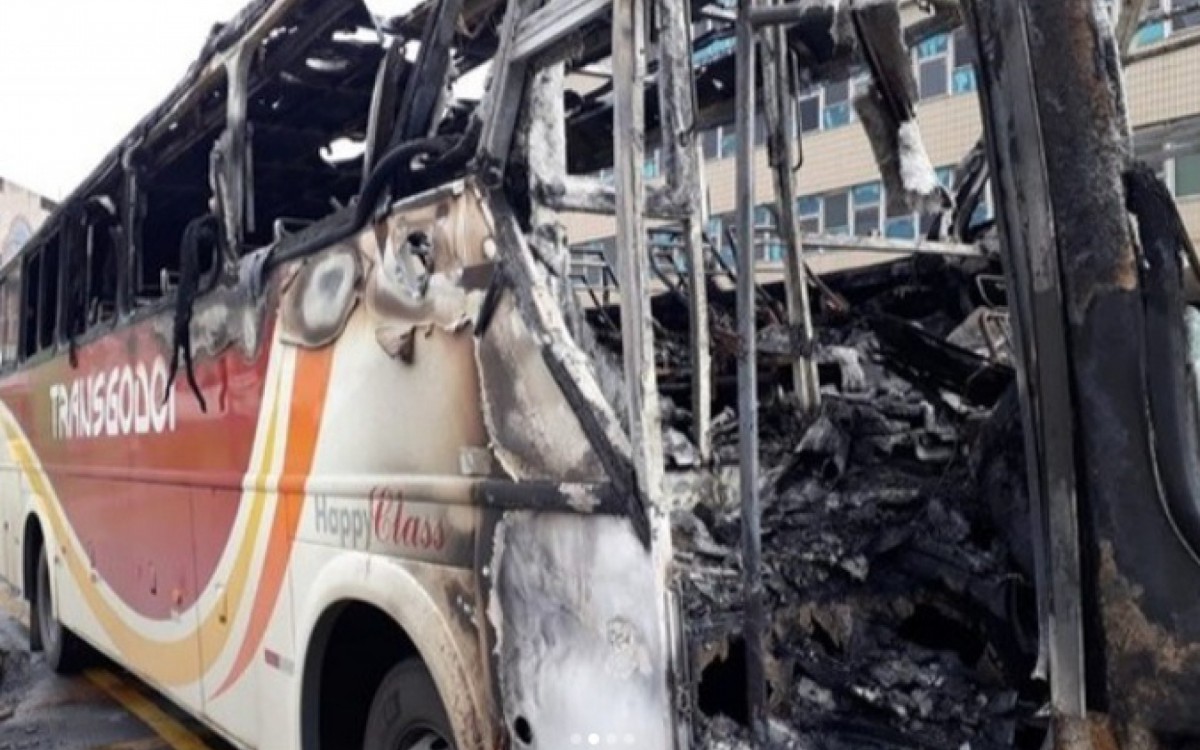 Ônibus de uma empresa de turismo pegou fogo em VR, na madrugada desta quarta-feira, dia 29 - Reprodução/ Redes Sociais