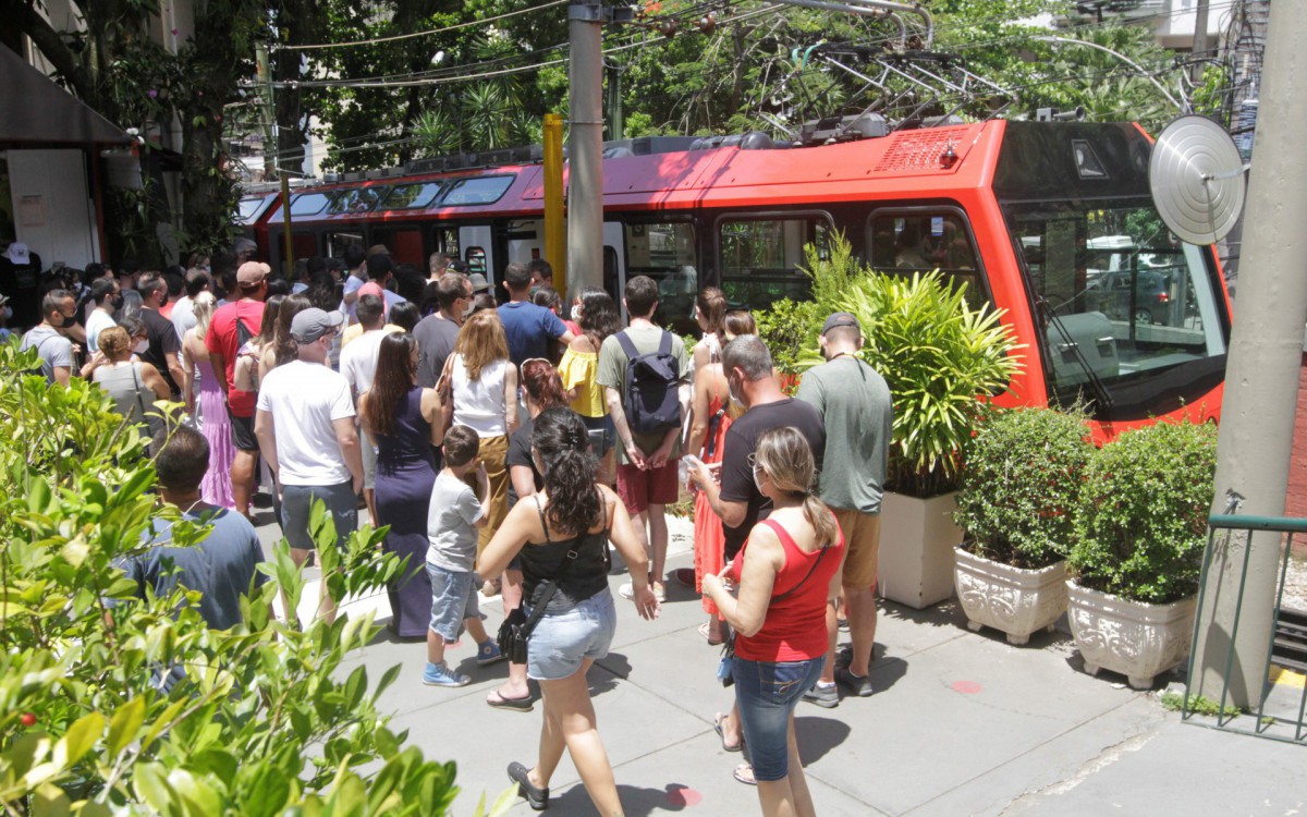 Turistas visitando o Trenzinho do Corcovado, nesta quarta feira (29). - Marcos Porto/Agencia O Dia
