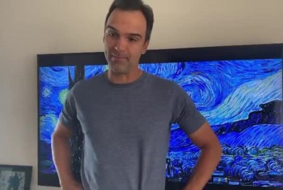 Vídeo: Tadeu Schmidt diverte internautas ao aparecer 'ensaiando' para o 'BBB22'