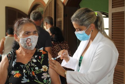 Quatis realiza drive-thru de vacinação nesta quinta-feira