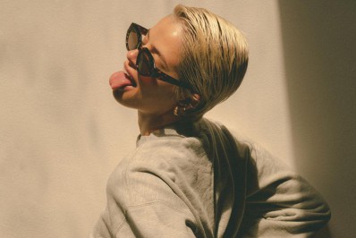 Agatha Moreira posa de calcinha e brinca: 'Biscoiteira'